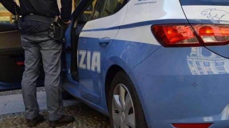 Milano, gang giovanile rapina coppie di passanti due volte nella notte: la polizia arresta un 23enne e tre minorenni