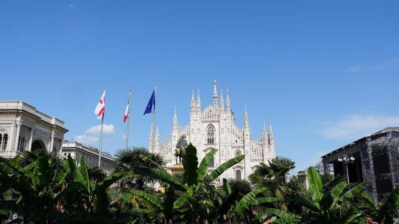 Basta palme e banani in piazza Duomo? Al bando per l’aiuola delle polemiche non più gestita da Starbucks rispondono solo in due 