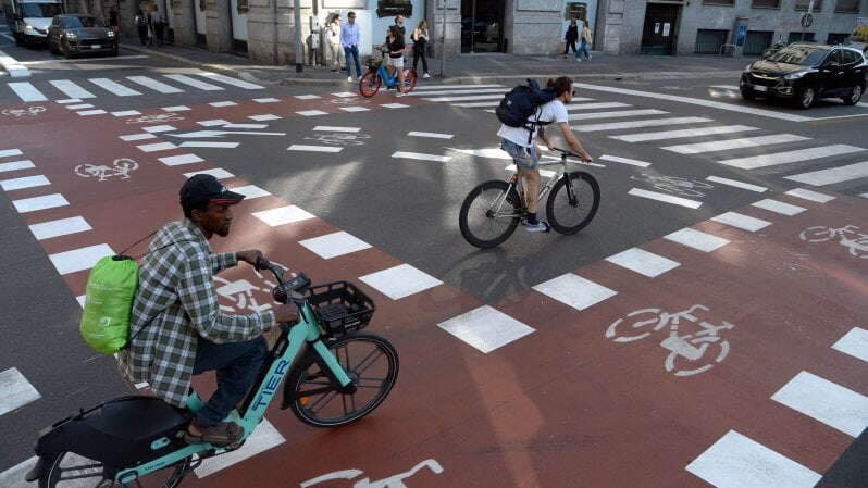 La risposta del Comune sull’incrocio rompicapo: “Tecnica che segue il codice della strada e viene usata a Copenaghen, la differenza è nel colore”