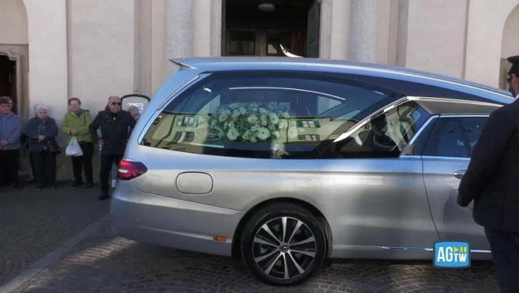 Milano, l'arrivo del feretro di Luciana Ronchi, uccisa con 14 coltellate