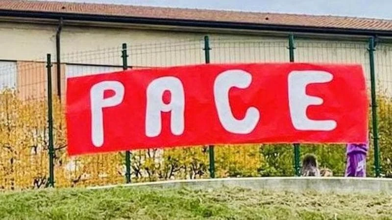 Inverigo, torna il cartellone dei bambini con la scritta “Pace” che il sindaco aveva fatto rimuovere