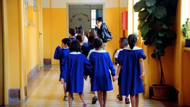 Lascia l’auto in doppia fila per prendere il figlio da scuola: un anziano la schiaffeggia