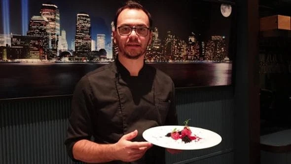 La tartare di Halloween fatta da chef Nelaj: terra nera, carne trita e sangue-lampone