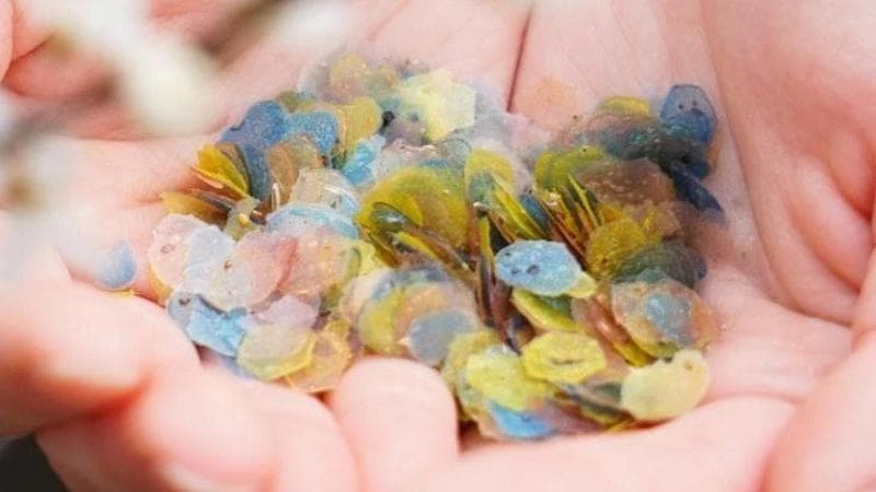 Multe fino a 500 euro per coriandoli e stelle filanti di plastica: 