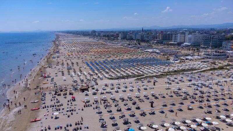 Scarcerati i due accusati di violenza sessuale a Cattolica, il giudice: “Hanno fatto la doccia alla turista svizzera per farla rinvenire”