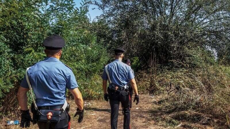 Chiama il 112 dicendo di essere caduta nel bosco, ma è stata accoltellata: grave una 24enne. Il compagno arrestato per tentato omicidio