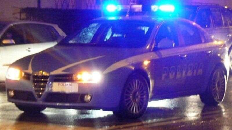 In auto scappano al controllo e vanno contromano: la polizia spara alle gomme per fermarli