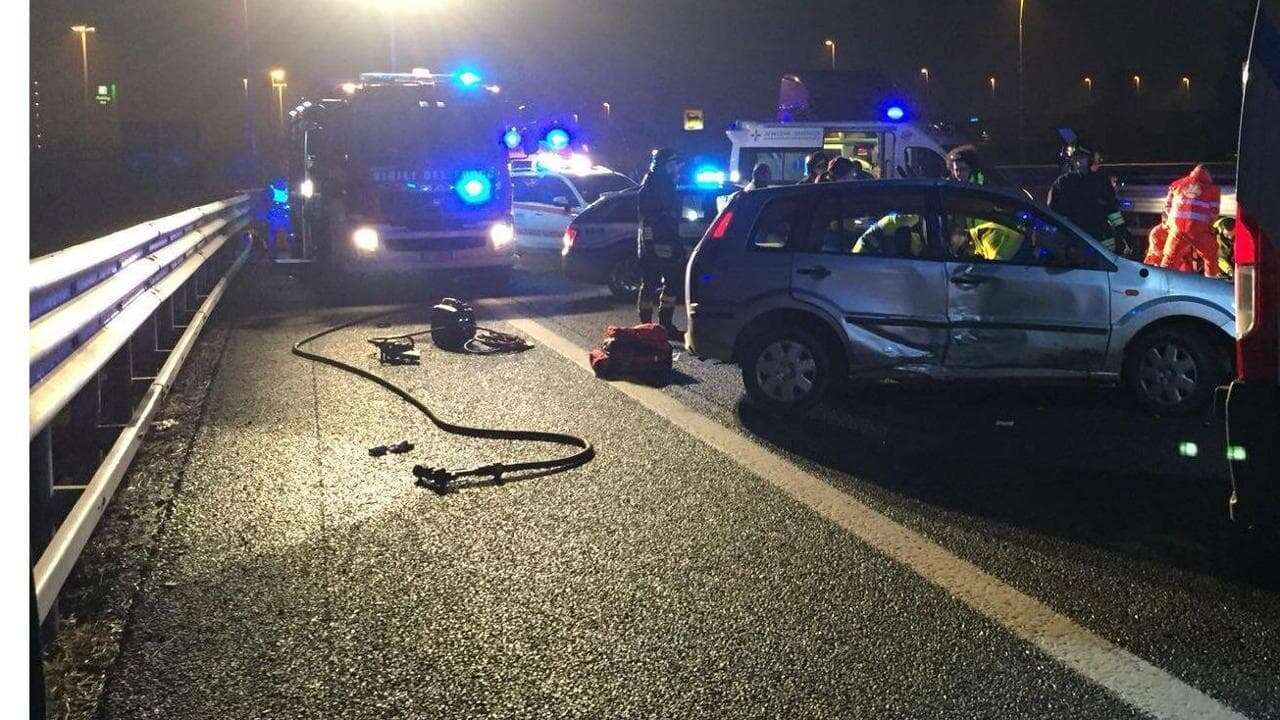 Maxi incidente sulla tangenziale ovest: 13 feriti, una ragazza è gravissima. Coinvolte quattro auto, a bordo quasi tutti 20enni