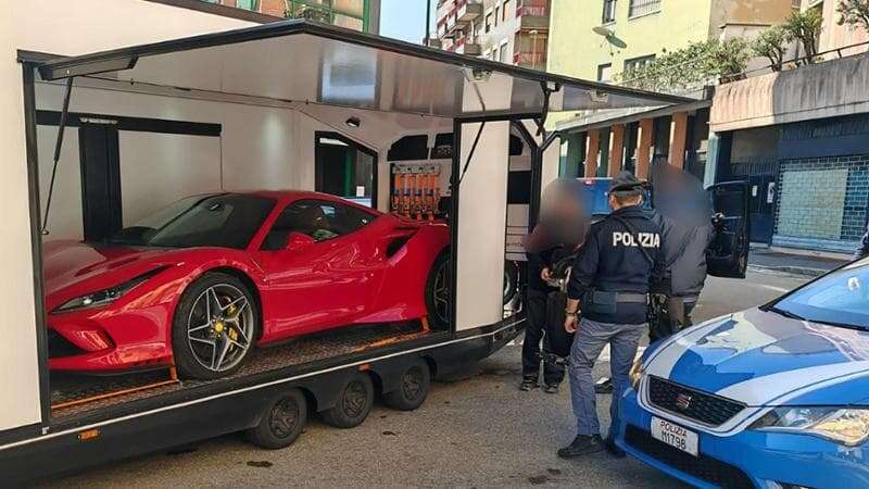 Una Ferrari F8 Tributo nascosta nel pick-up: l’ipotesi del furto all’estero della supercar da 320 mila euro