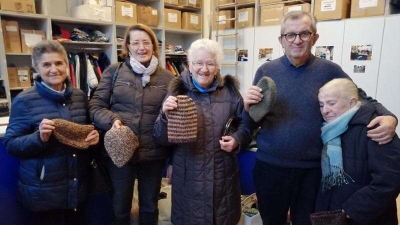 Le nonne di Crescenzago fanno cappelli caldi per i senzatetto: l’iniziativa solidale di ‘Angiolina’ portata avanti dalle sue amiche