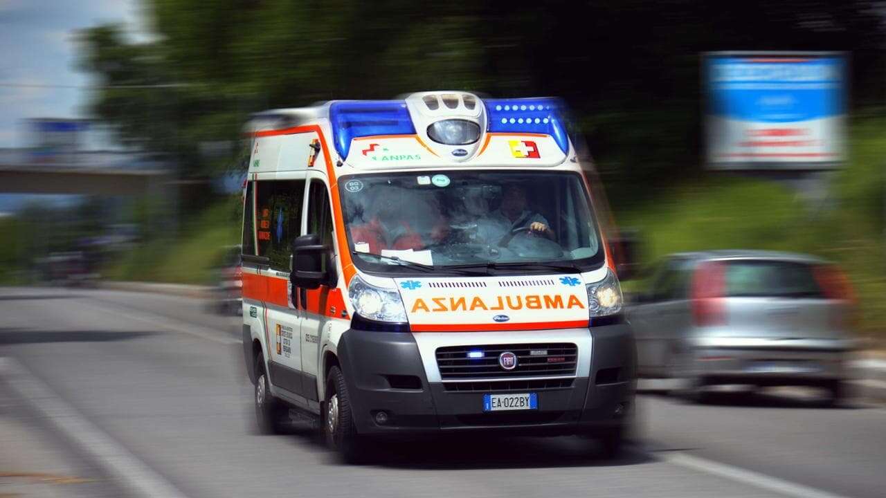 Auto investe due ciclisti nel Milanese, uno è morto l’altro gravissimo