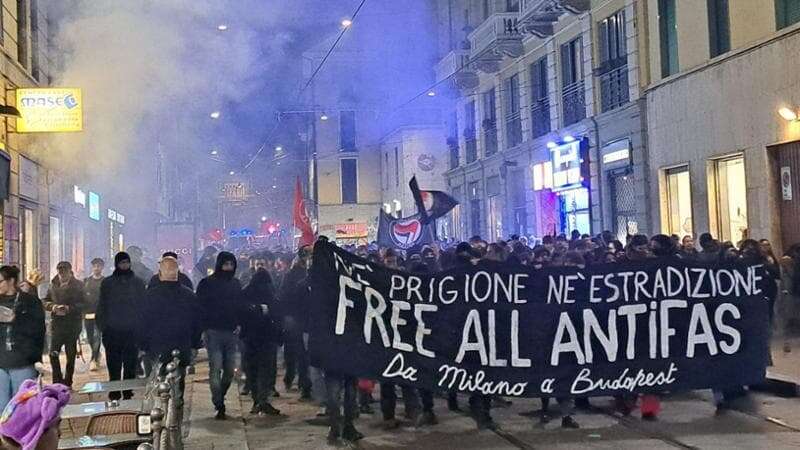 Corteo per Ilaria Salis, in trecento dalle Colonne a via Gola: “Né prigione né estradizione