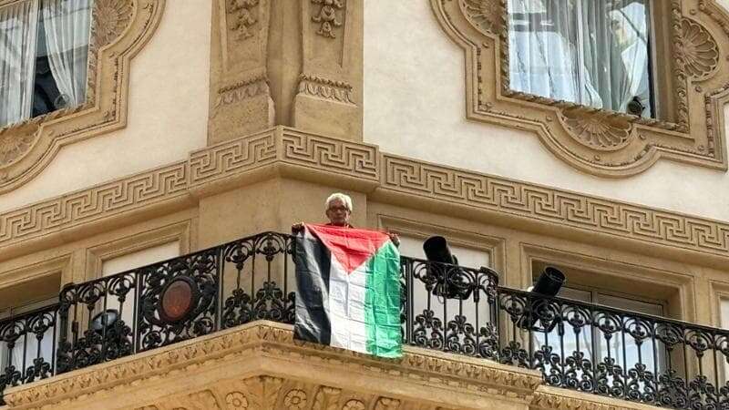 Consigliere dei Verdi Monguzzi espone bandiera Palestina in Galleria Vittorio Emanuele II