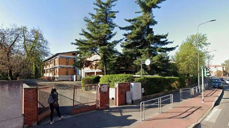 Professore trovato morto l’ultimo giorno di scuola nei bagni della media Vico: l’ipotesi di un malore