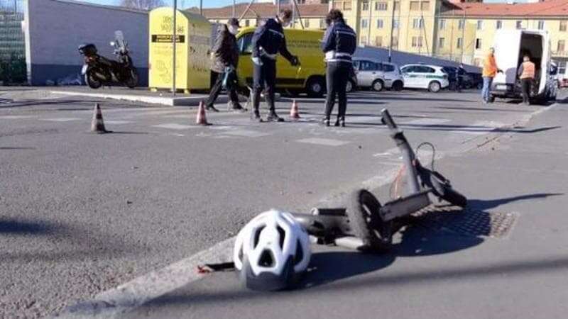 Investe con la sua auto tre ragazzi in monopattino e fugge senza prestare soccorso: caccia al pirata della strada