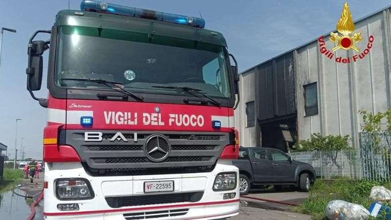 Incendio nel capannone di una ditta siderurgica di Saronno: la colonna di fumo visibile da lontano