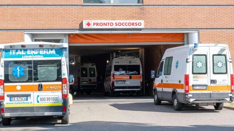 Accoltella il fidanzato durante una lite in casa: “Voleva strangolarmi, mi sono difesa”. La donna denunciata per lesioni gravi