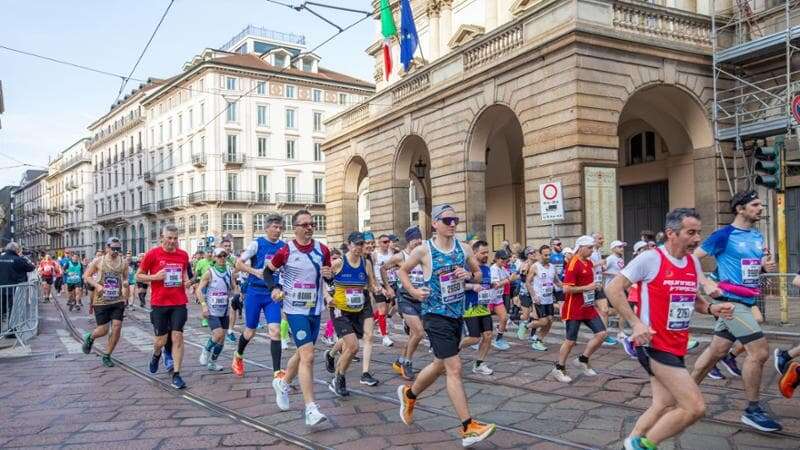 La festa dei runner alla Milano Marathon: edizione record di iscritti e ricavato. Anche il paziente 1 del Covid tra i partecipanti