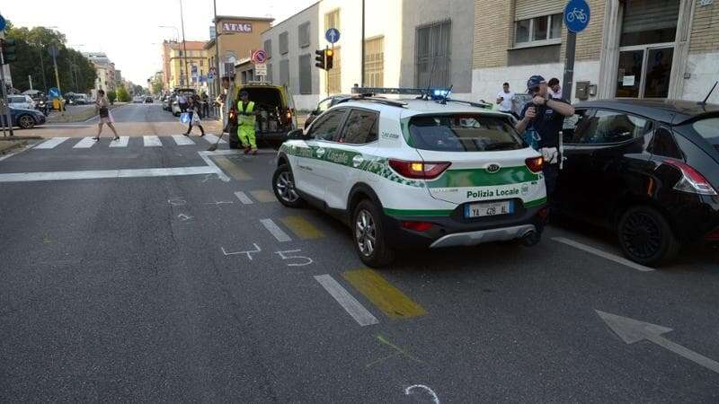 Pedone travolto da un’auto in viale Monza: sbalzato a 10 metri di distanza, è grave