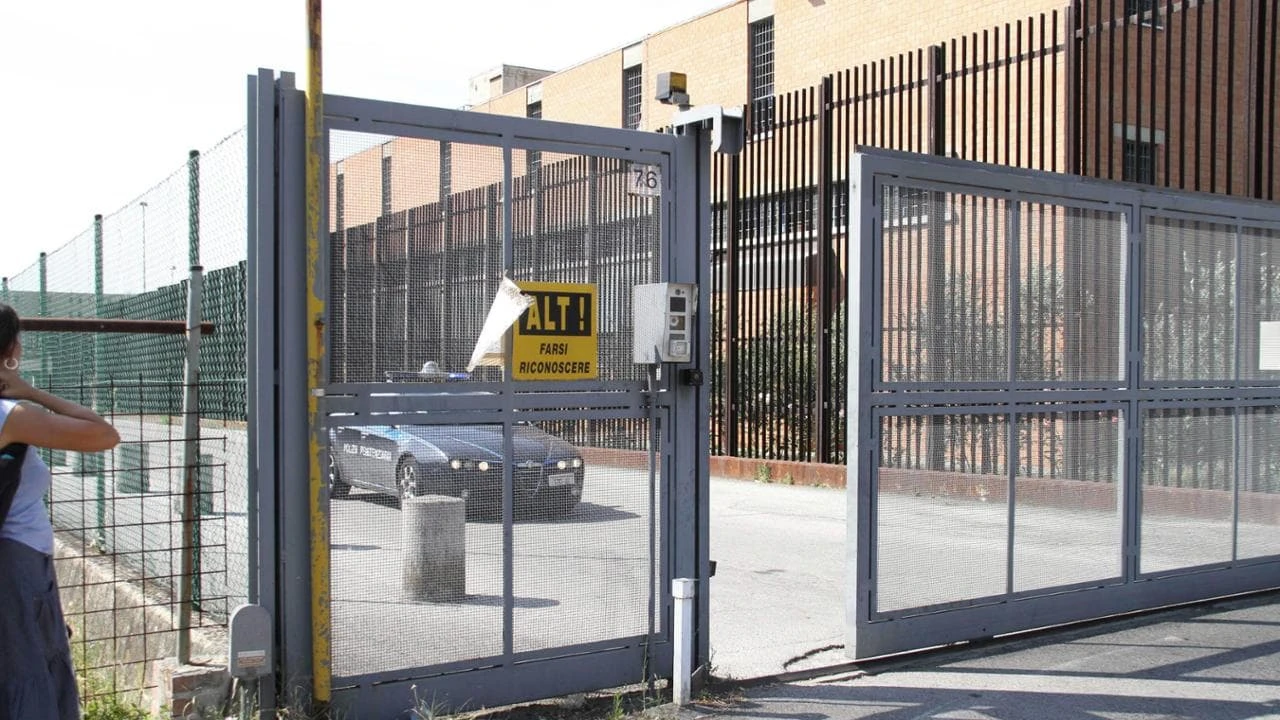 Bergamo, il cappellano don Tengattini sospeso per aver portato fuori dal carcere 3 lettere: “Una leggerezza”. La protesta dei detenuti