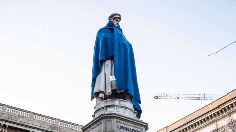 Le statue di Leonardo e Manzoni travestite da clochard: la campagna di sensibilizzazione per gli invisibili di Milano