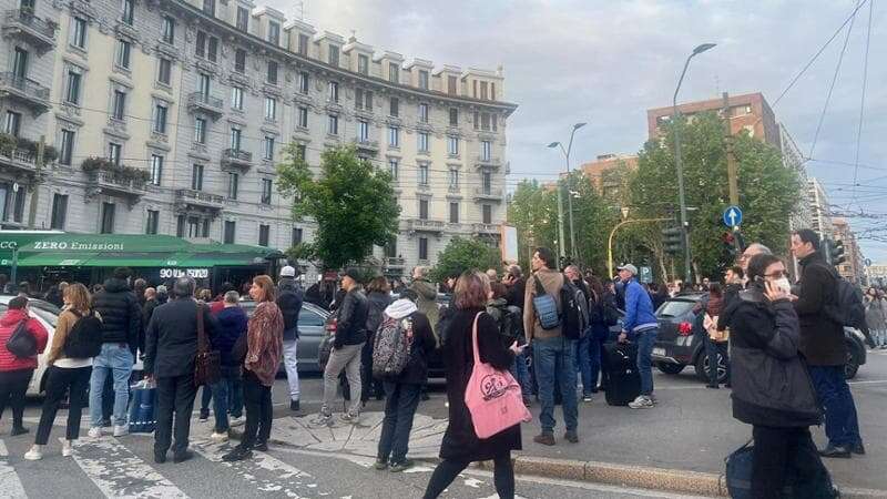 Linea M2 della metropolitana chiusa tra Caiazzo e Cimiano, Atm: “Stiamo riparando un guasto”. Non si cambia a Loreto con M1