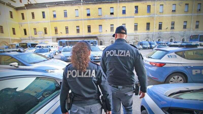 In 50 circondano la polizia in via Solari a Milano per impedire il fermo di una donna: quattro arresti