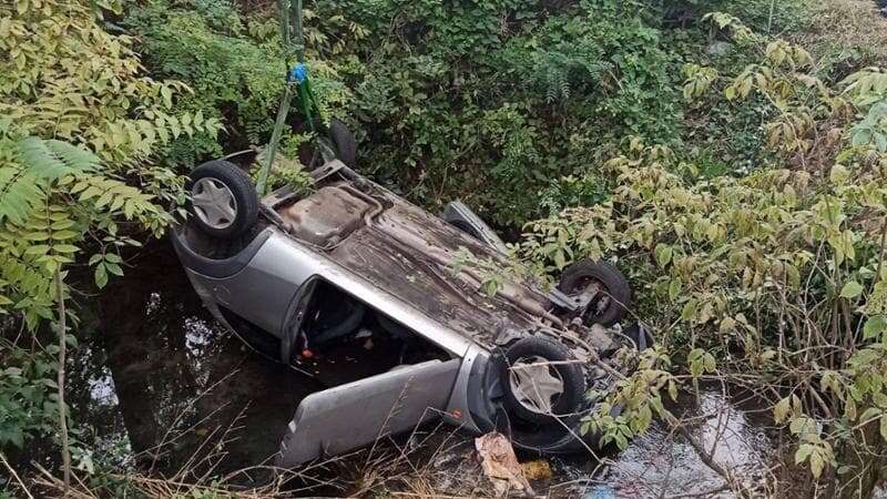 Sfonda il guard rail e finisce nella roggia Mora con la sua auto: morto un 44enne