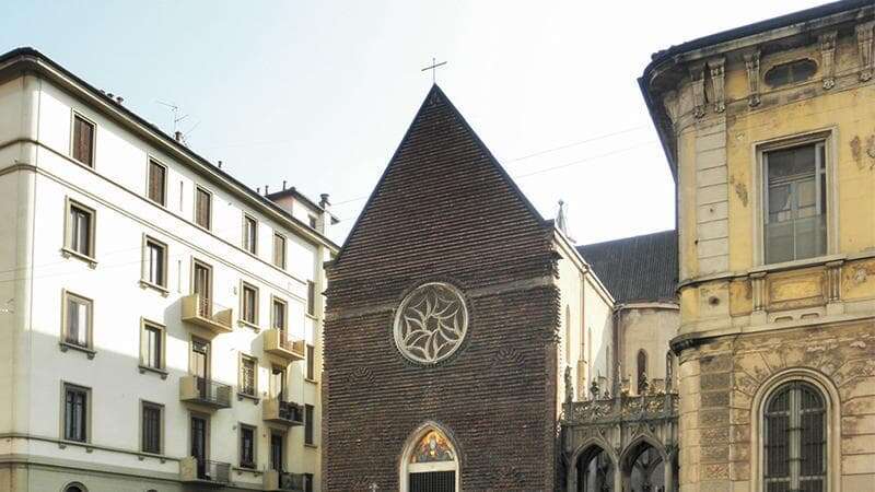 Ubriaco entra in un monastero di religiose e distrugge gli arredi: “Mi hanno rubato una borsa”. Danni a una statua e alle corone di fiori