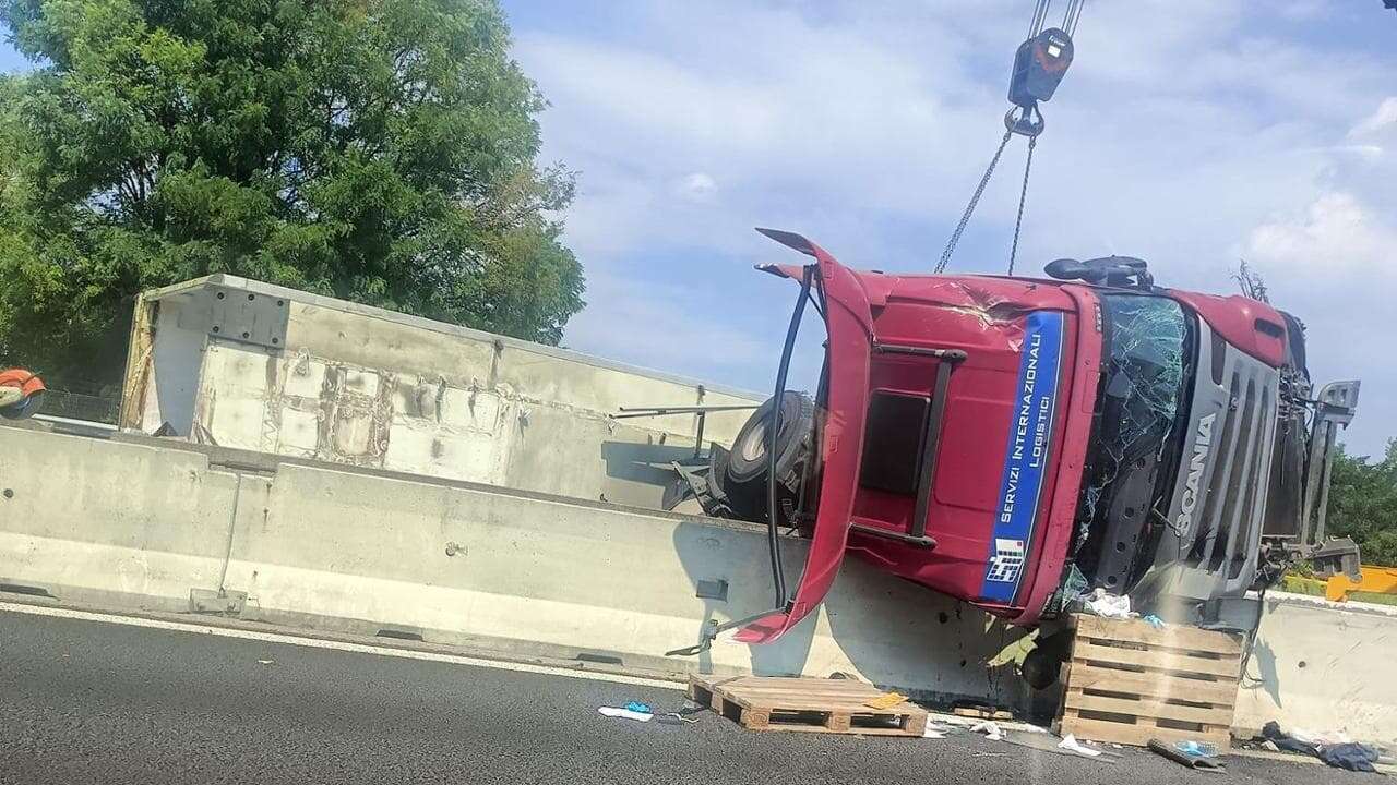 Incidente sulla A4 ad Agrate, tir si schianta contro le barriere e perde il carico di bottiglie d’acqua: autista in ospedale, chilometri di coda