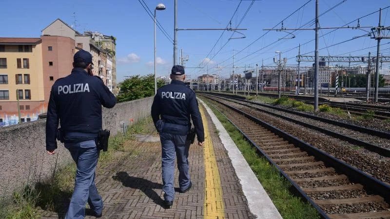 L’interrogatorio dell’accoltellatore del poliziotto: “Vivo per strada,  ho reagito d’istinto, sono dispiaciuto” 