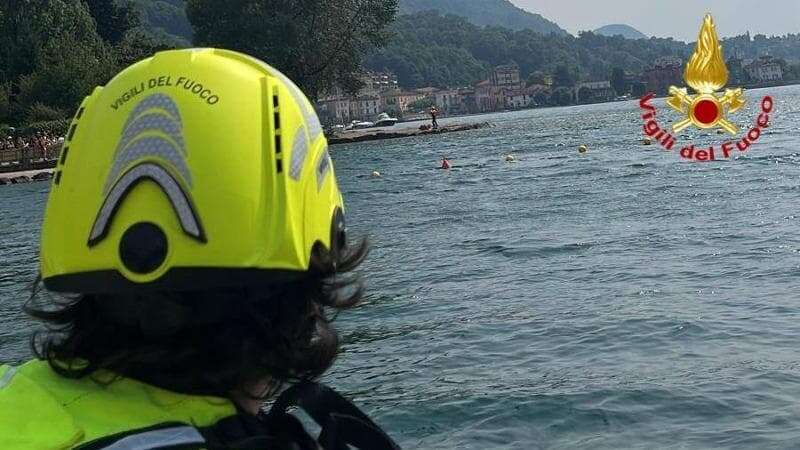 Porto Ceresio, si tuffa nel lago di Lugano ma non riesce a tornare a galla: recuperato dopo un’ora di ricerche il corpo del 23enne