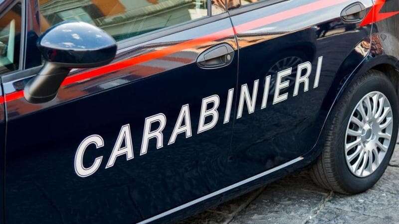 Costringe la moglie a lavorare per 16 ore al giorno gratis e la cosparge di alcol minacciando di darle fuoco: arrestato un 39enne