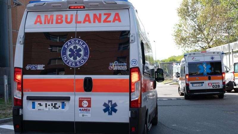 Cade dalle scale del palazzo in cui abita: grave una bambina di quattro anni