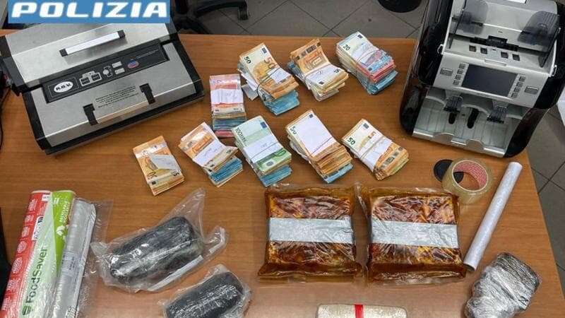 Nascondevano l’eroina nella soppressata: arrestati due uomini, sequestrati 70mila euro e 5 kg di droga