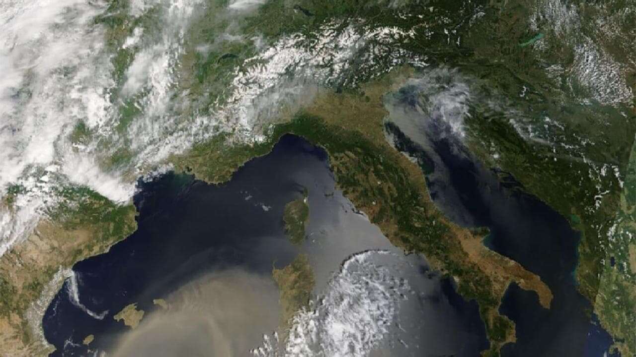 Cieli offuscati e giallastri: in Lombardia è arrivata la polvere del Sahara. Gli esperti avvisano: 