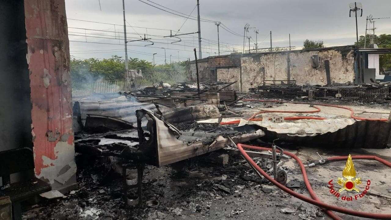 Incendio nell’ ex campo rom  di via Bonfadini sgomberato a luglio