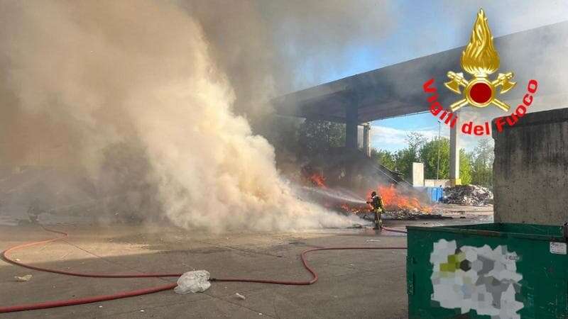 Incendio nell’impianto A2A Recycling di Fombio, bruciate 20 tonnellate di rifiuti. Il sindaco di Codogno ai cittadini: “Tenete chiuse le finestre”