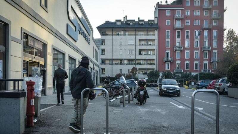 Anziana di 81 anni denuncia una rapina nel parcheggio dell’Esselunga di viale Umbria: “Un uomo mi ha puntato la pistola alla testa”