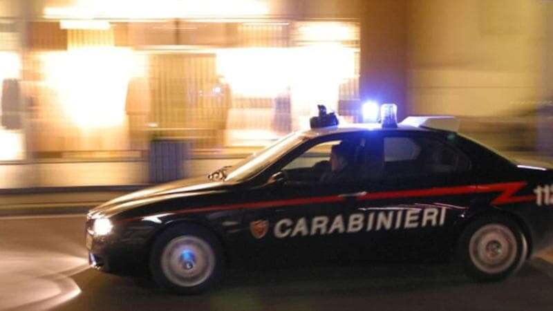 Rubano una borsa in un locale e minacciano con cocci di bottiglia i ragazzi che volevano fermarli: arrestati in due per rapina