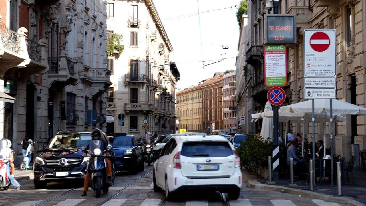 Meno auto inquinanti in città  a giugno, crolla lo sharing e aumenta l’uso dei mezzi pubblici