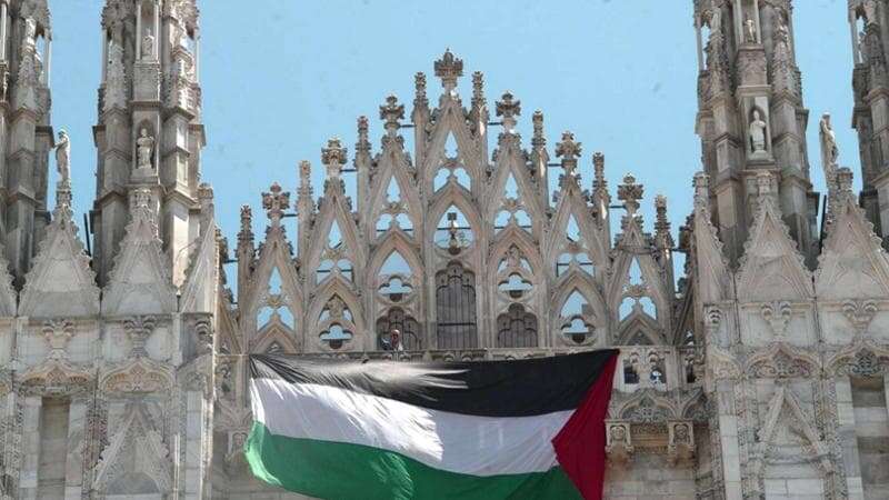 Bandiera della Palestina appesa sulla facciata del Duomo di Milano dall’ex parlamentare dei Verdi (e candidato) Apuzzo