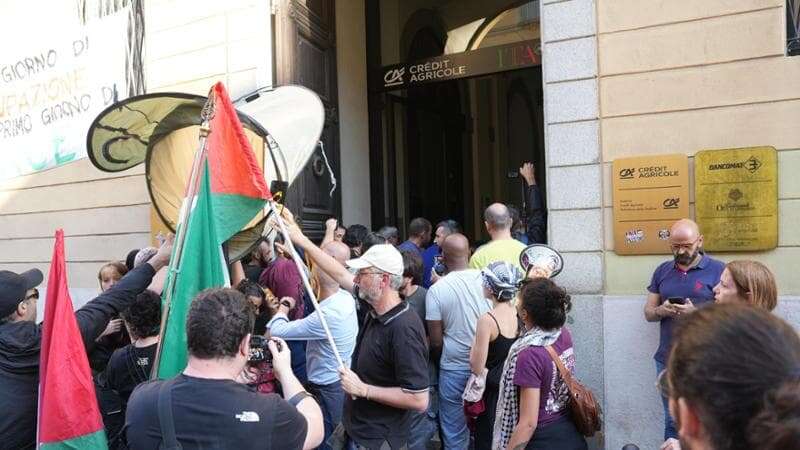 Manifestanti pro Palestina occupano il Palazzo delle Stelline: contatto con la polizia in corso Magenta