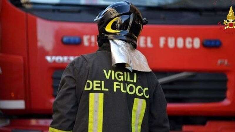 Uomo muore carbonizzato per un incendio in casa: evacuate 33 persone, il palazzo non è agibile