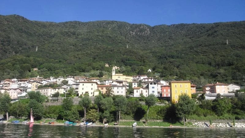Fa togliere la multa alla tatuatrice figlia di una sua amica: indagato per abuso d’ufficio il sindaco di Dorio (Como)