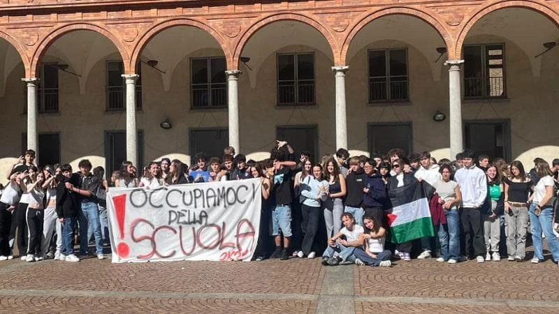 Gli studenti occupano il liceo Leonardo. “La nostra scuola tra classi allagate e bagni inagibili: vogliamo un edificio sicuro e decoroso”