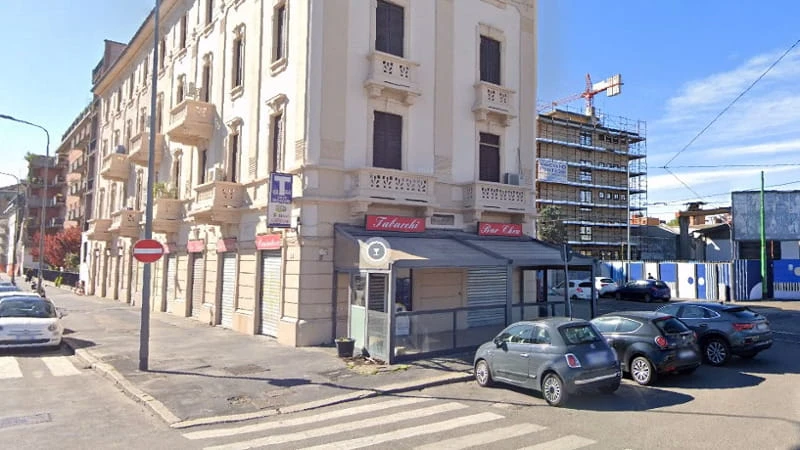 Aggrediti per rapina con coltelli e cocci di bottiglia fuori da un bar: gravi due uomini feriti a Milano