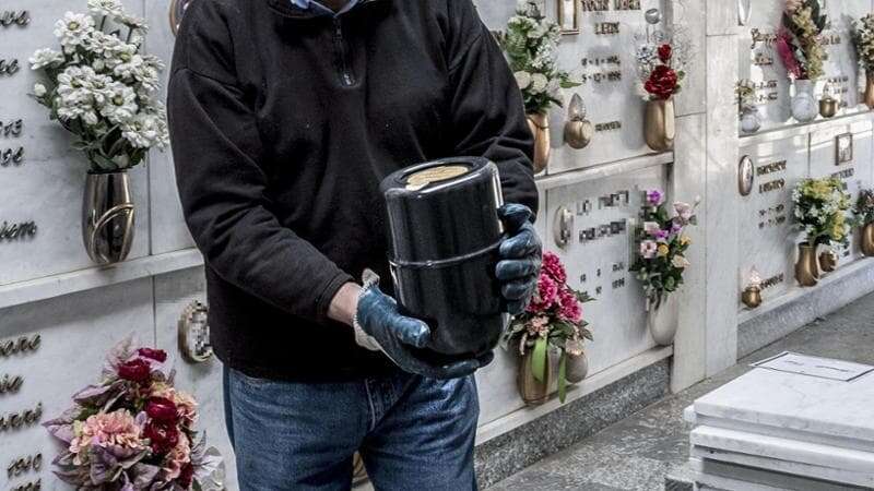 Ruba l’urna con le ceneri della madre dal cimitero Maggiore per portarla a casa contro il volere del fratello: 60enne denunciata per sottrazione di cadavere