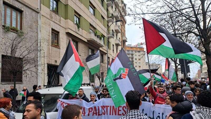 In migliaia nelle strade del centro di Milano al corteo pro Gaza per fermare la guerra in Medio Oriente