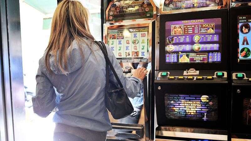 Rubavano i fondi cassa delle slot machine e non pagavano le tasse, maxi sequestro da 5 milioni: e 200mila euro sono in monetine